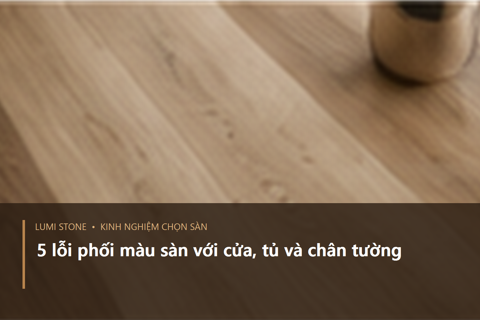 Bảng mẫu sàn SPC đặt cạnh mẫu cửa gỗ mặt tủ và chân tường để kiểm tra phối màu