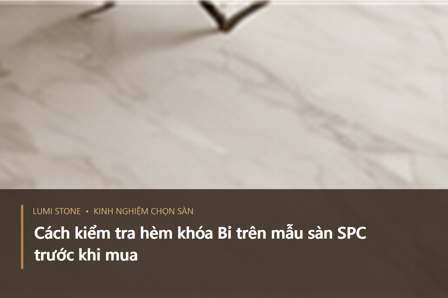 Người mua dùng thước và ánh sáng xiên để quan sát mối ghép của mẫu sàn SPC