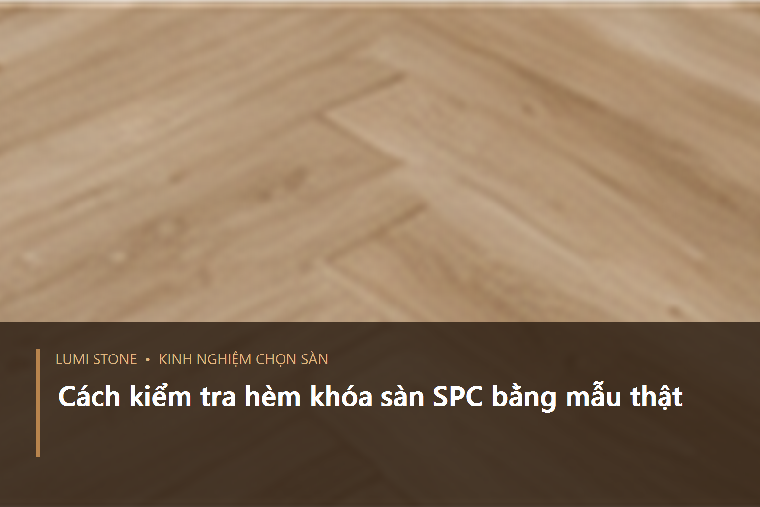 Người mua kiểm tra độ kín của mối ghép trên các tấm mẫu sàn SPC