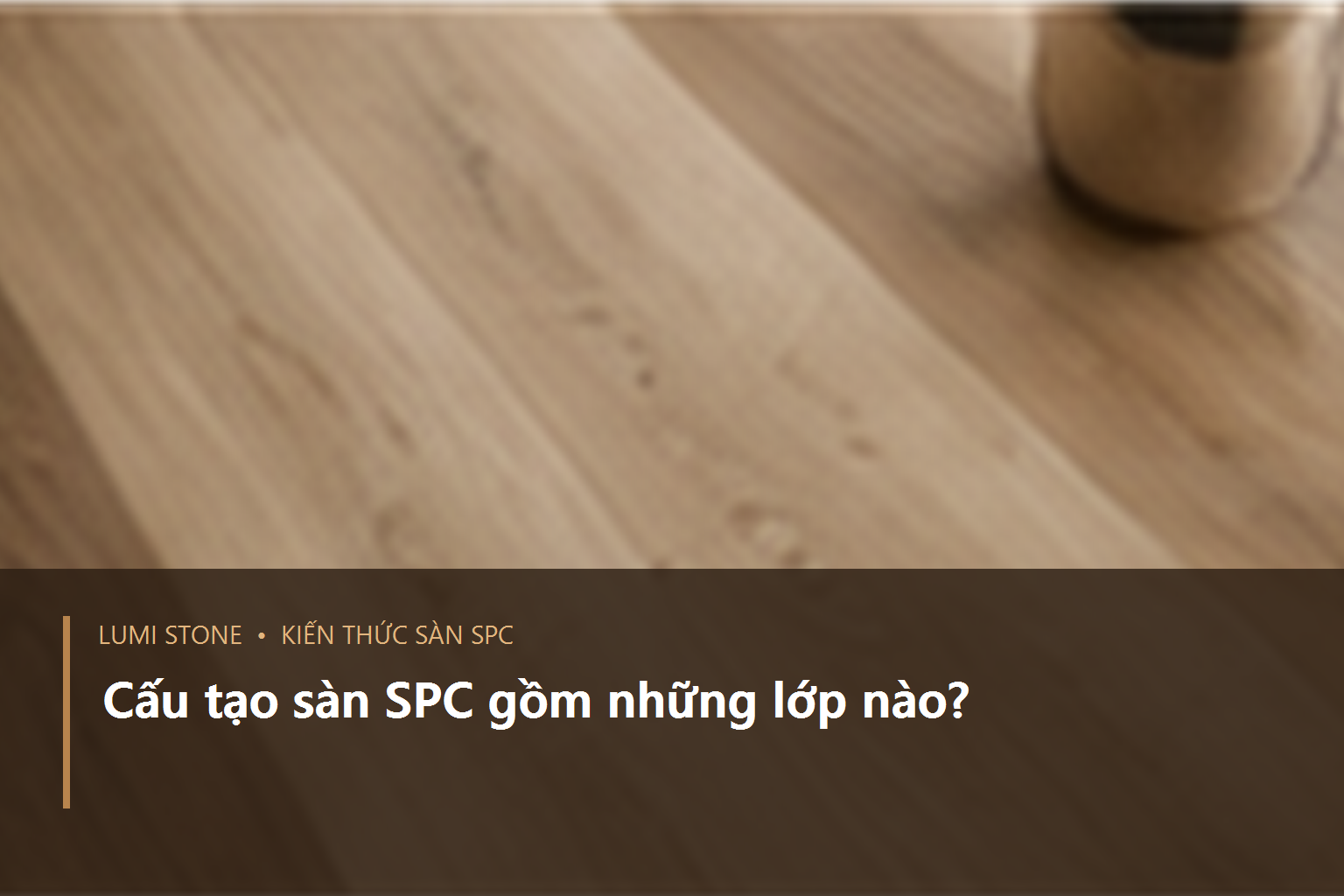 Sơ đồ mặt cắt tấm sàn SPC với lớp bảo vệ bề mặt, lớp chống mài mòn, lớp vân, lõi cứng và đế lót.