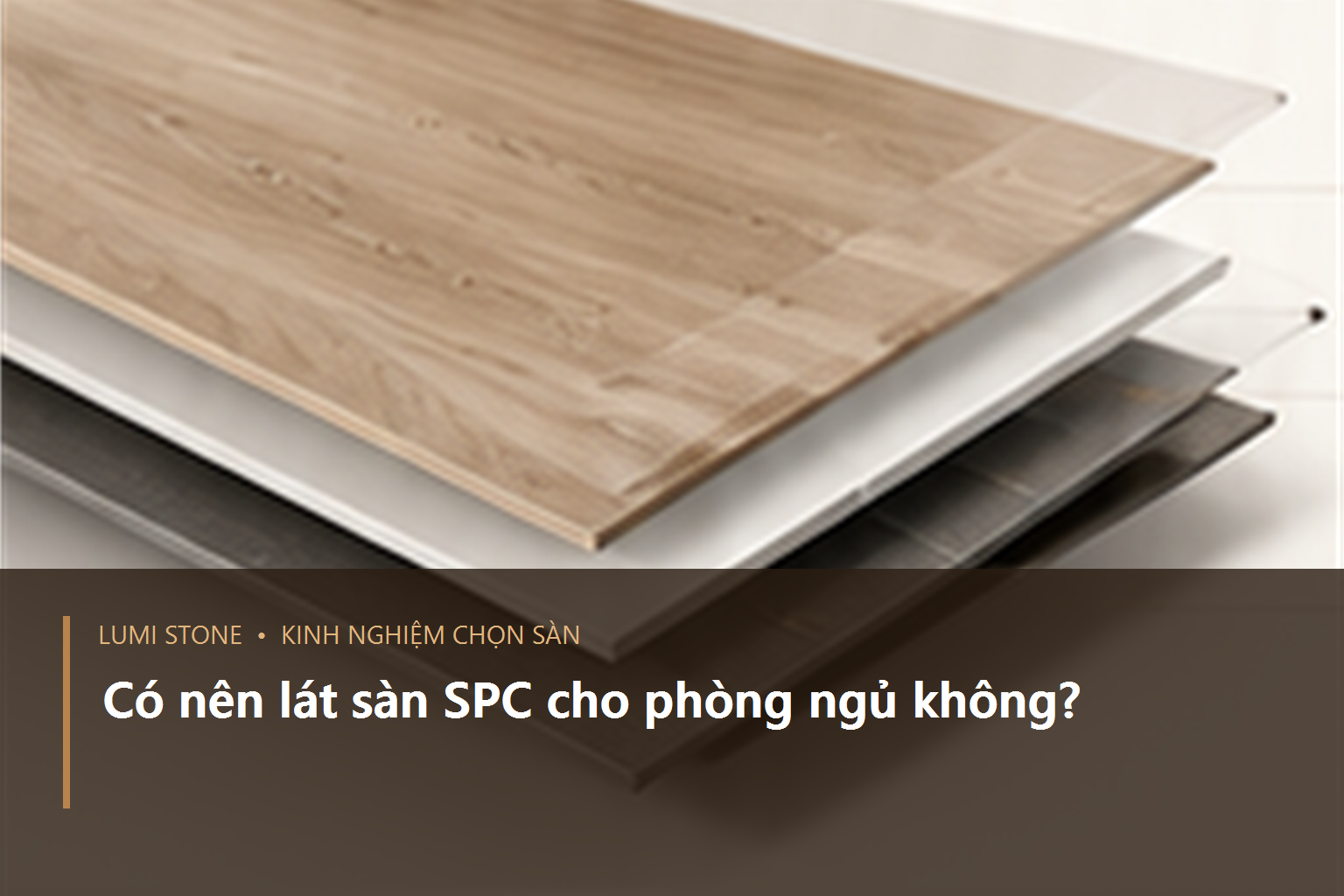 Phòng ngủ lát sàn SPC vân gỗ sáng với giường và thảm cạnh giường