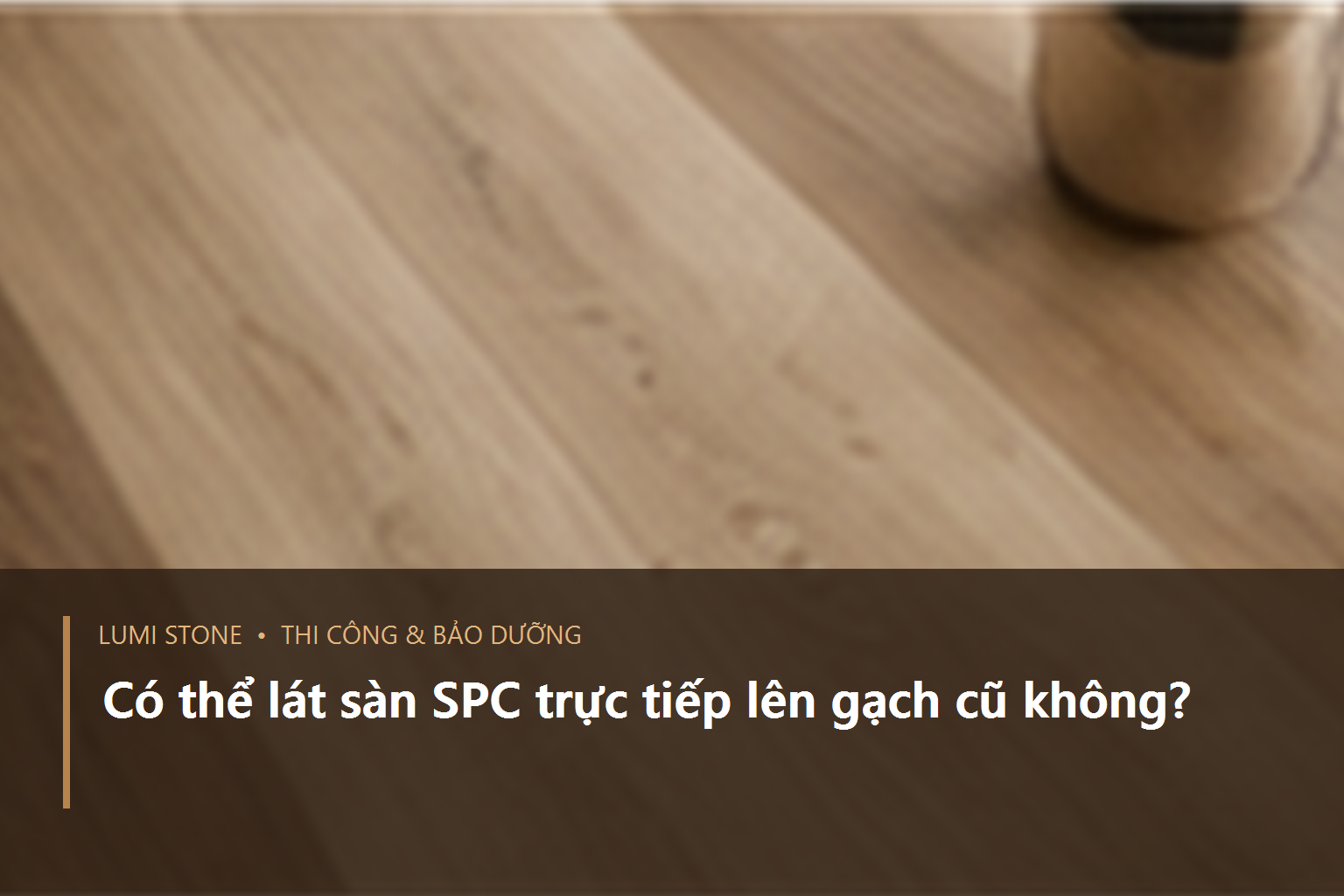 Kiểm tra gạch cũ và đường ron trước khi lắp sàn SPC hèm khóa