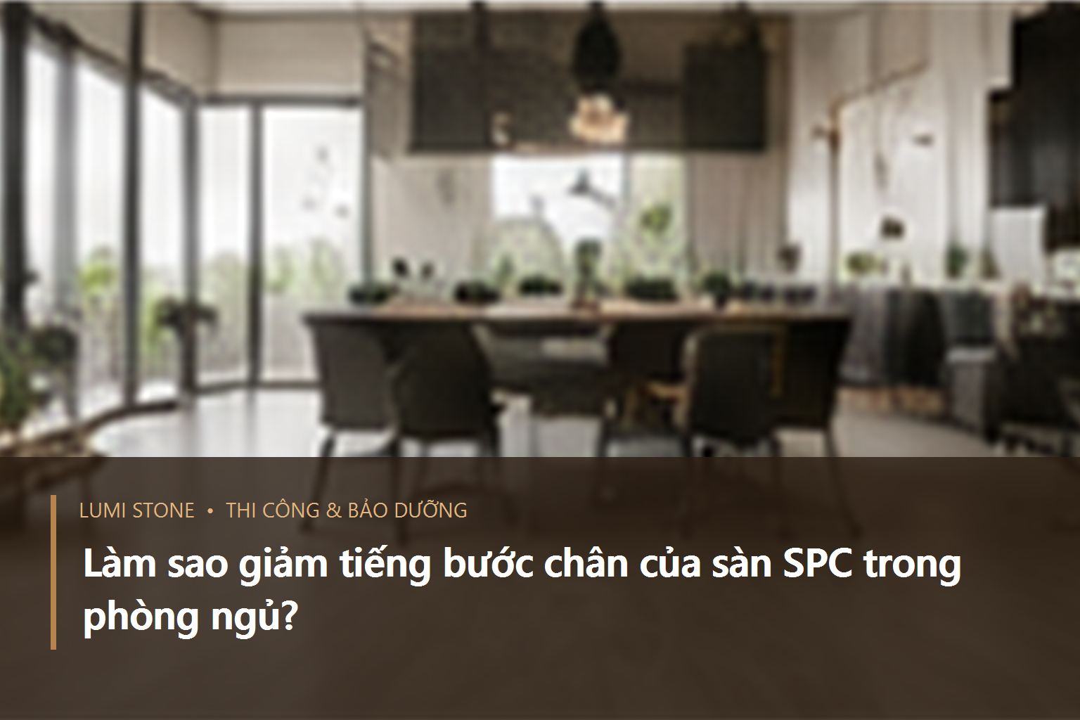 Kỹ thuật viên kiểm tra mặt sàn SPC cạnh giường trong phòng ngủ