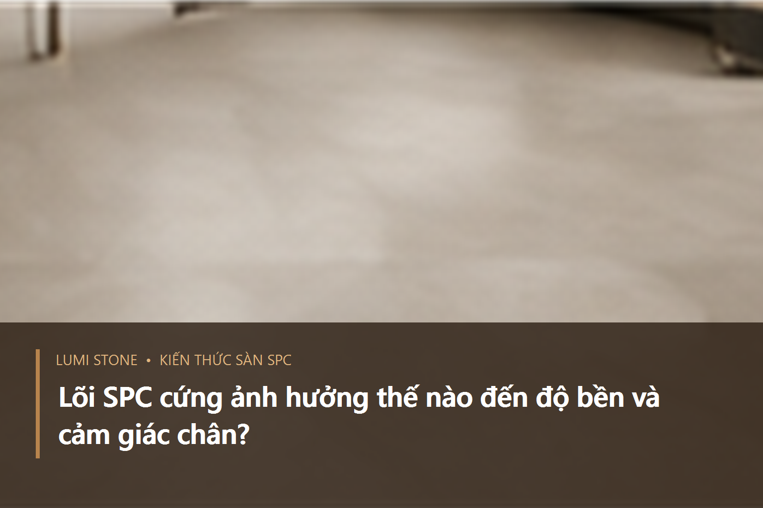 Minh họa tấm sàn lõi SPC đặt trên nền phẳng, kèm mặt cắt đế lót và vị trí bàn chân tác dụng lực.