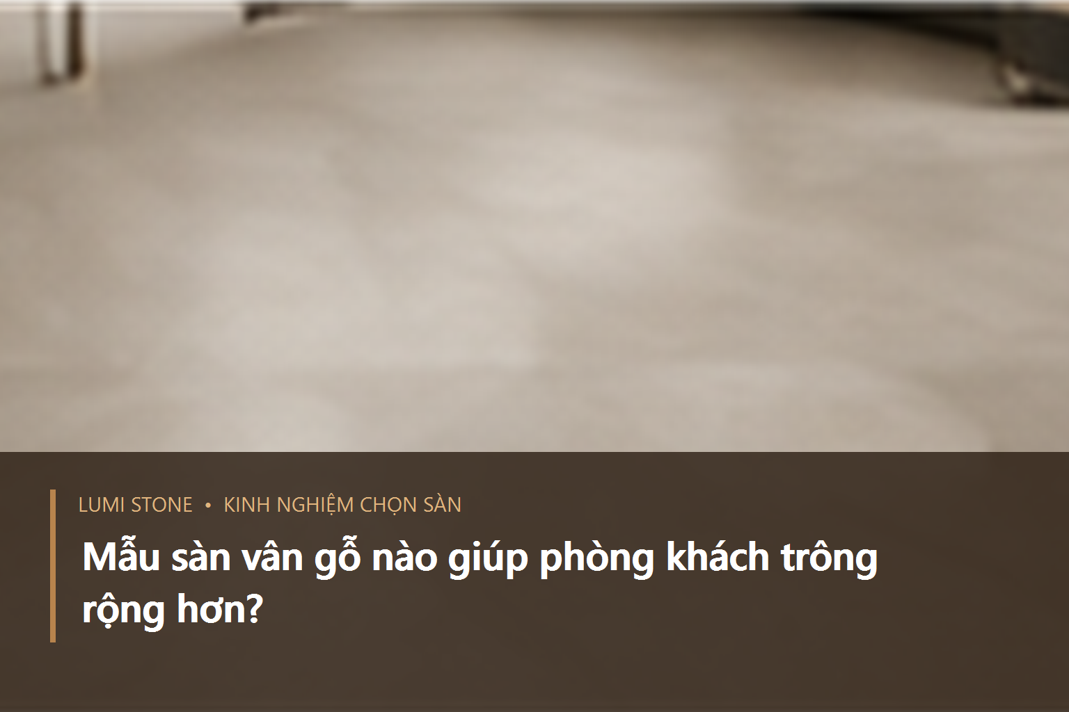 Phòng khách nhỏ lát sàn vân gỗ sáng với các đường ván chạy dọc theo chiều dài không gian