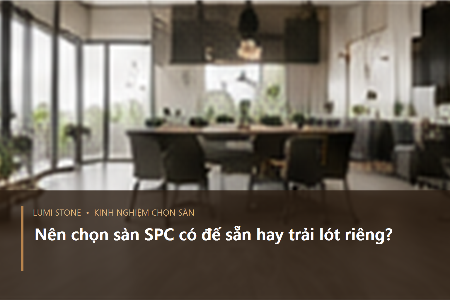 Hai mẫu sàn SPC đặt cạnh cuộn lót rời để so sánh phương án lớp đế