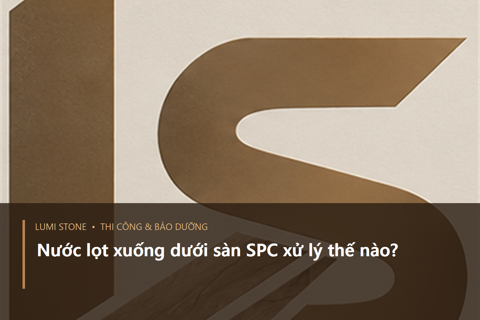 Thợ kỹ thuật tháo nẹp để kiểm tra nước dưới sàn SPC