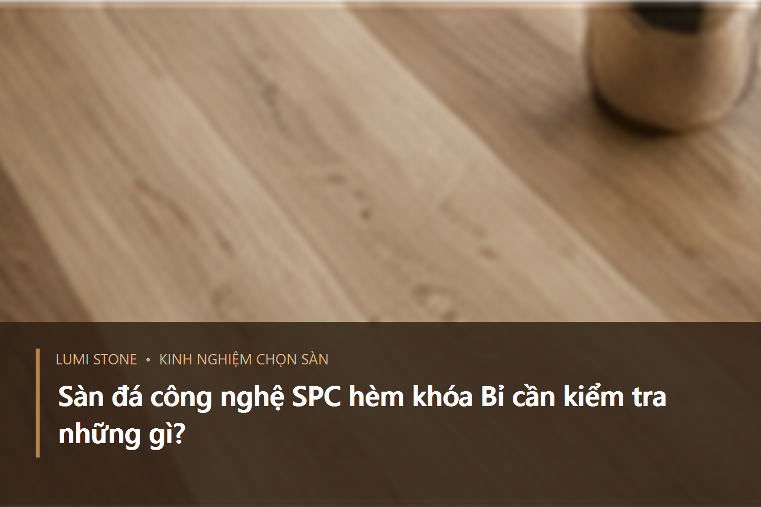 Hai tấm sàn SPC được ghép thử để kiểm tra độ kín và độ phẳng của mối nối