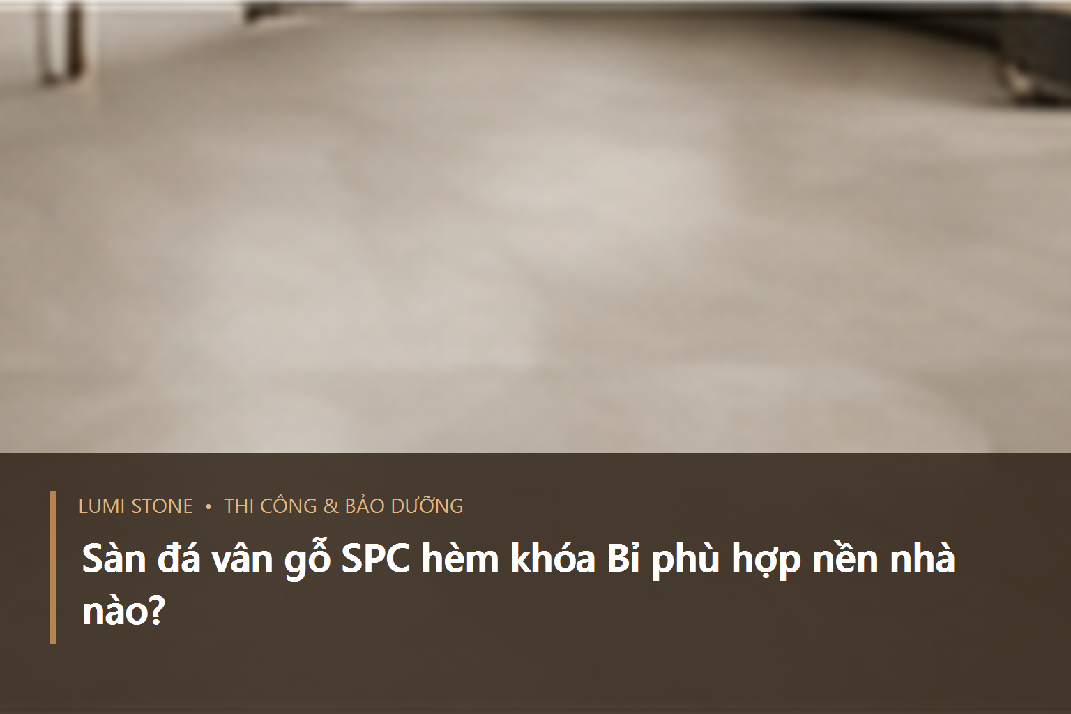 Kỹ thuật viên đặt thước dài trên nền gạch để kiểm tra độ phẳng trước khi lát sàn SPC