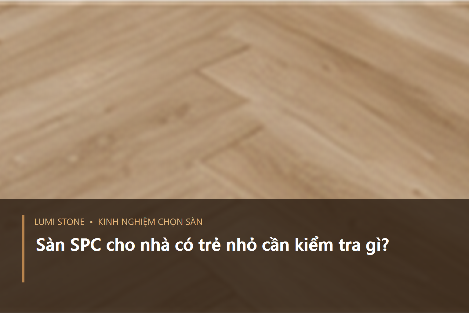 Trẻ nhỏ ngồi chơi trong phòng khách có mặt sàn SPC khô sạch và đồ chơi được sắp gọn